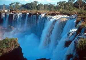 Water flowing down the iguazu falls